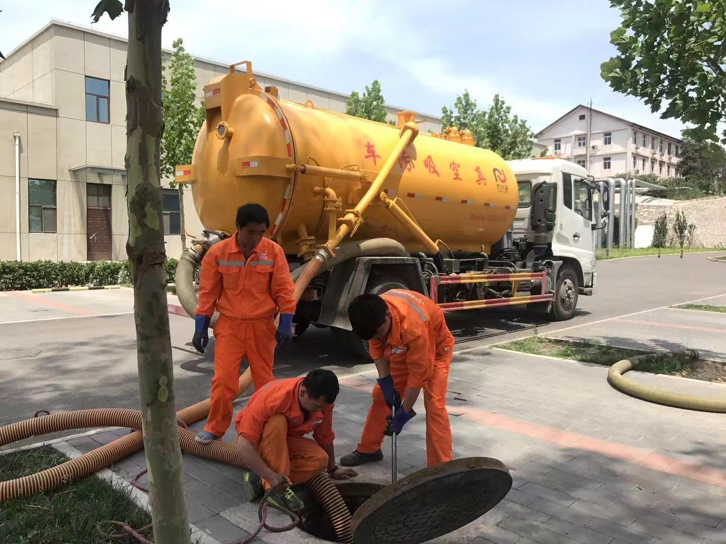 猇亭管道疏通车停在窨井附近