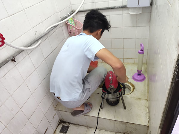 猇亭管道堵塞冒臭气 专业师傅现场解决问题
